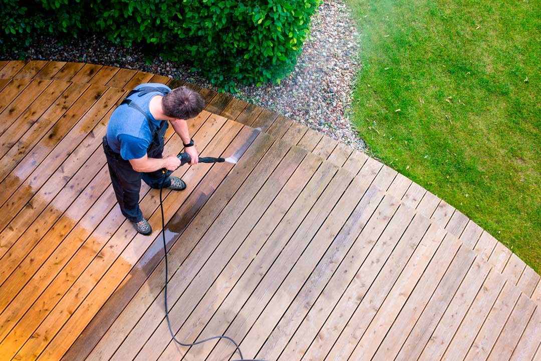 Persona realizando limpieza de exterior